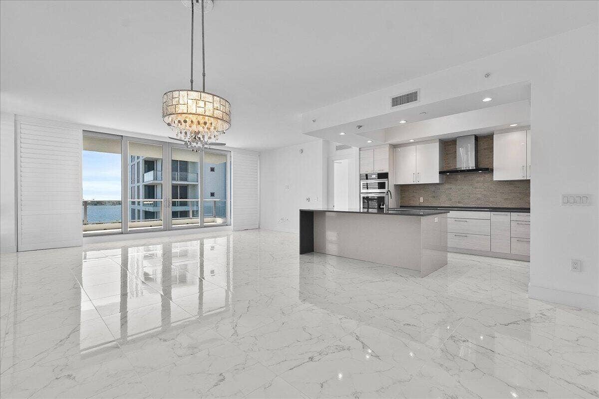 1 Water Club Way, #604, North Palm Beach, FL 33408 Kitchen/dining/living