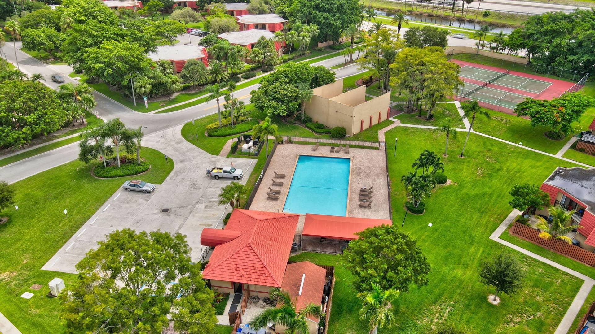 22976 Oxford Place, #C, Boca Raton, FL 33433 Tennis Courts, racquetball, and pool