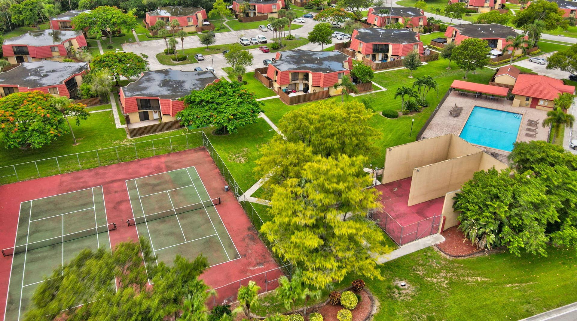 22976 Oxford Place, #C, Boca Raton, FL 33433 Tennis courts, racquetball, and pool