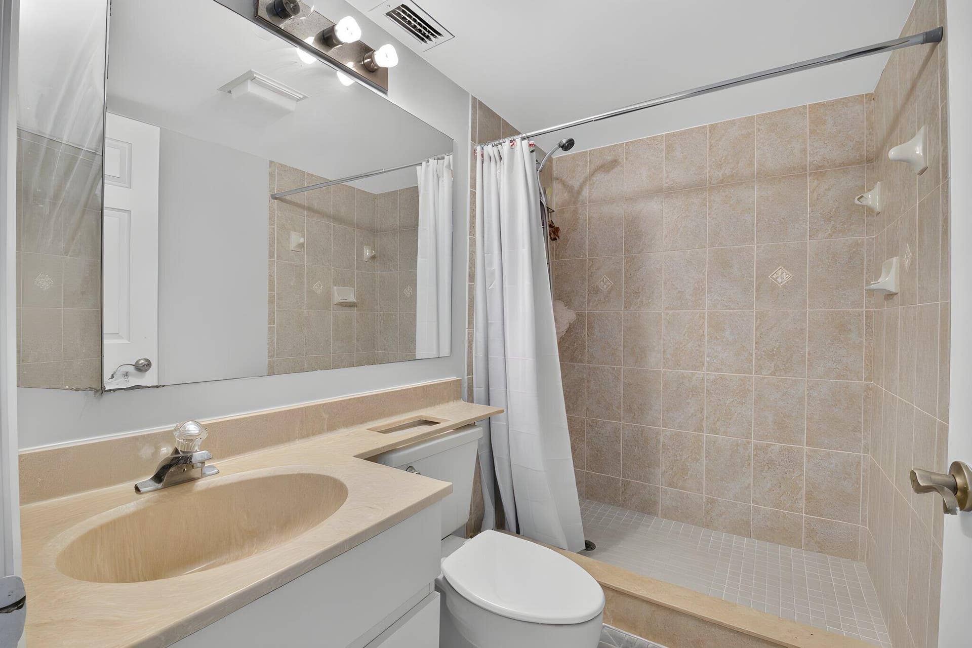 22976 Oxford Place, #C, Boca Raton, FL 33433 Second Bathroom