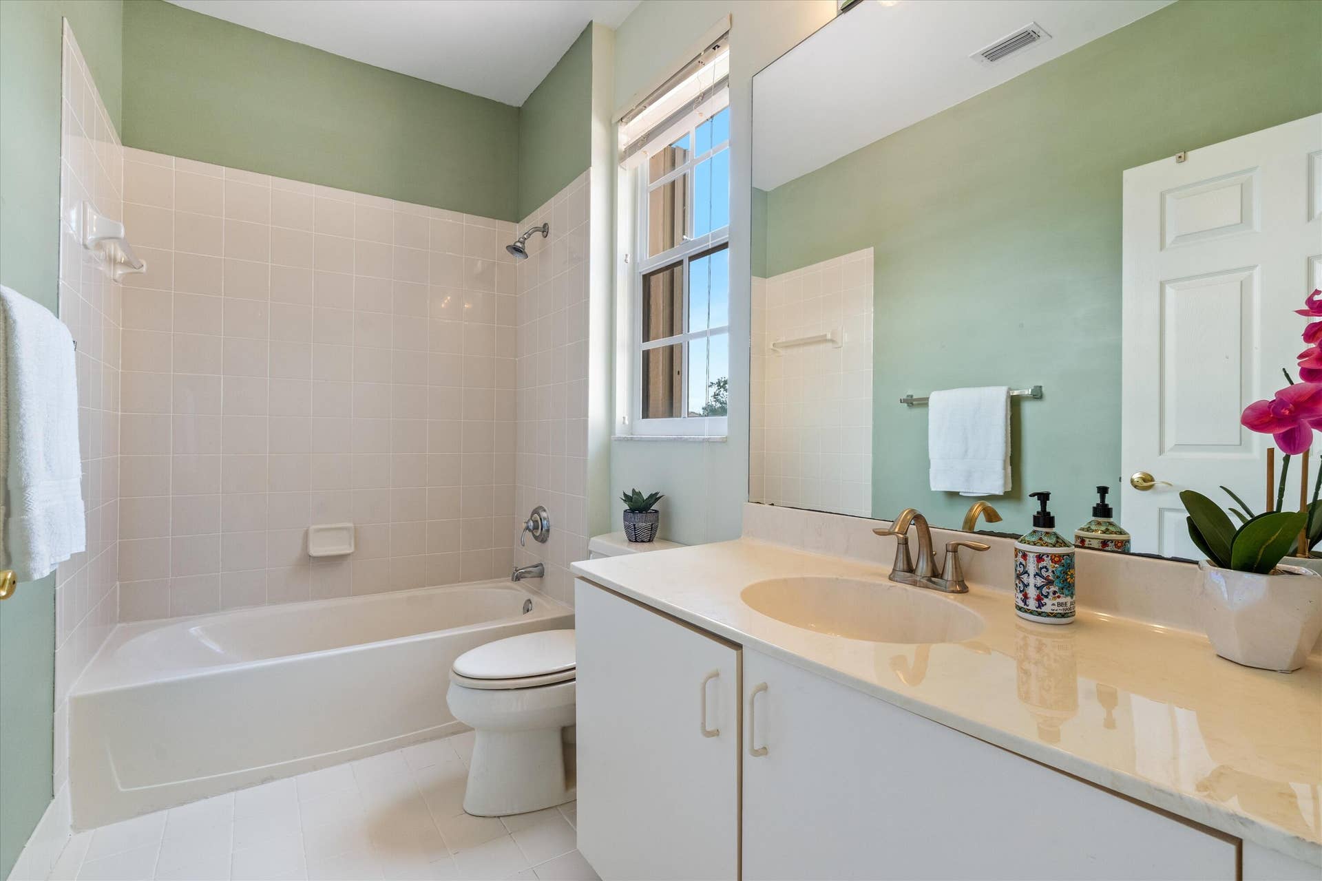 11259 NW 65th Manor, Parkland, FL 33076 21-secondary-bath-11259-nw-65th-manor