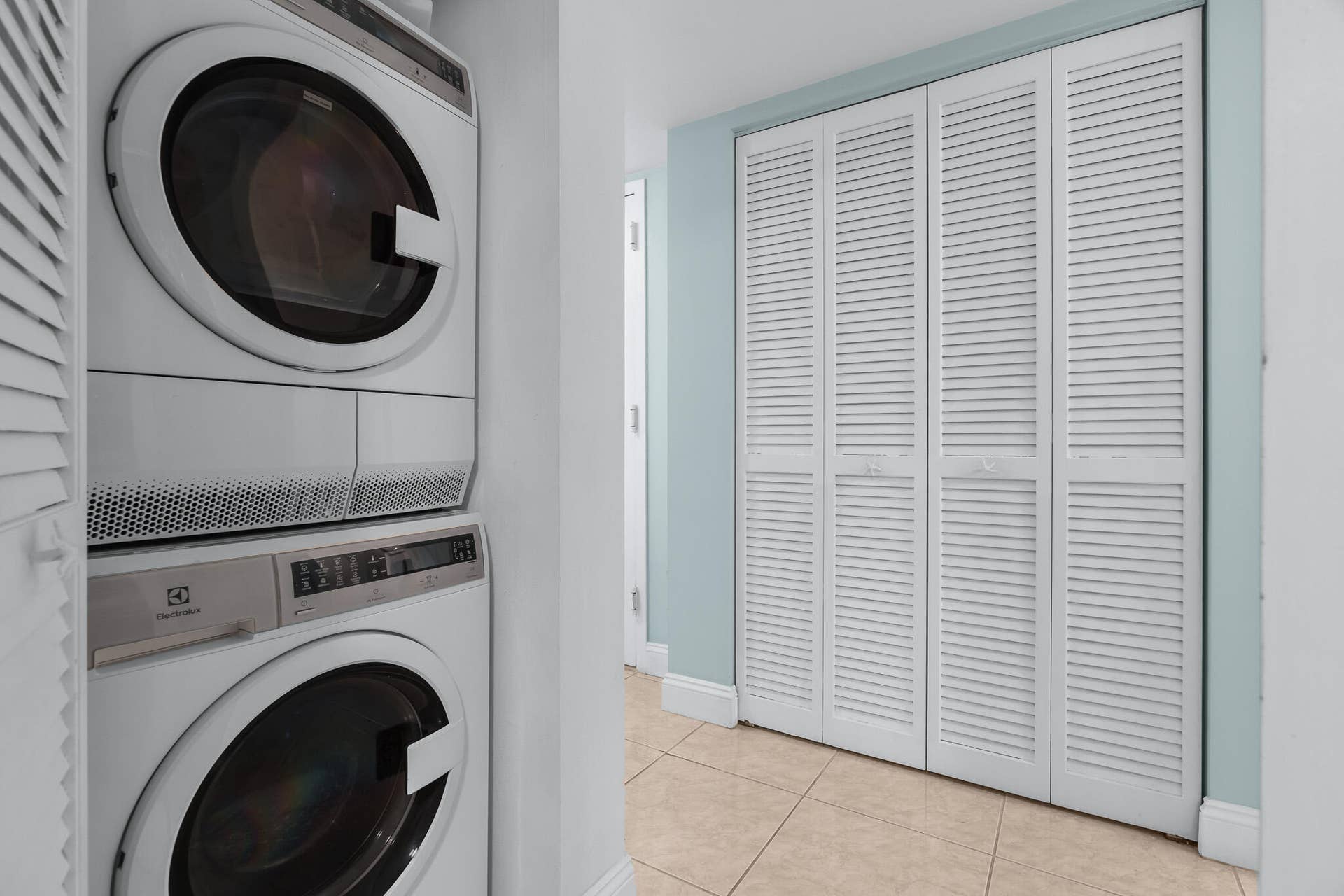 1361 S Ocean Boulevard, #303, Pompano Beach, Pompano Beach, FL 33062 Inside washer/ dryer