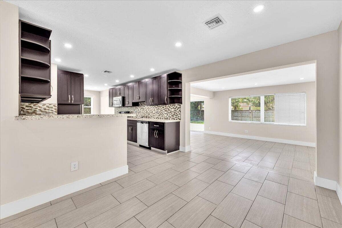 611 N Highland Drive, Hollywood, FL 33021 10-306A6349