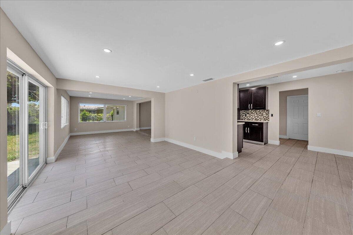 611 N Highland Drive, Hollywood, FL 33021 24-306A6419