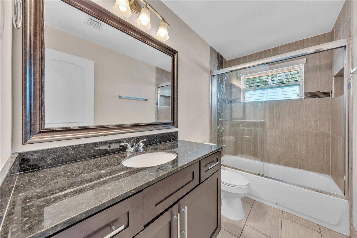 611 N Highland Drive, Hollywood, FL 33021 32-306A6459