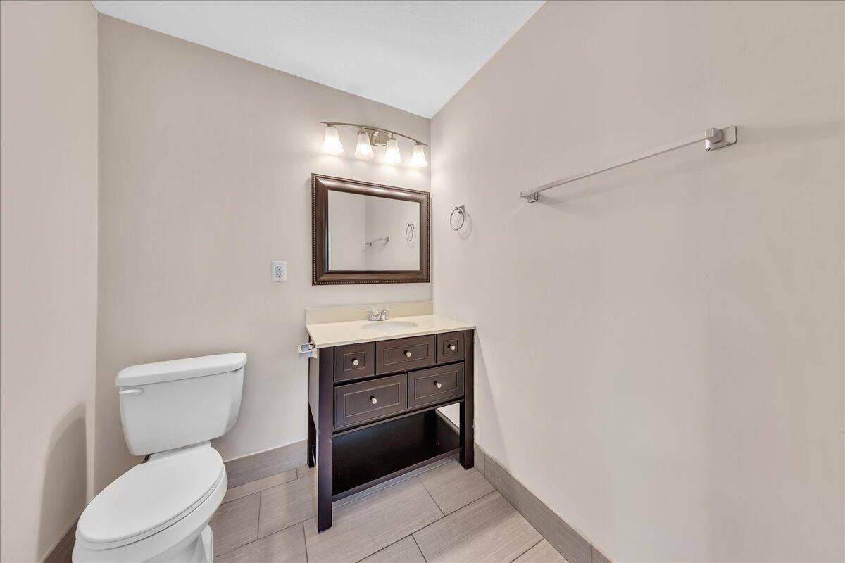 611 N Highland Drive, Hollywood, FL 33021 20-306A6399