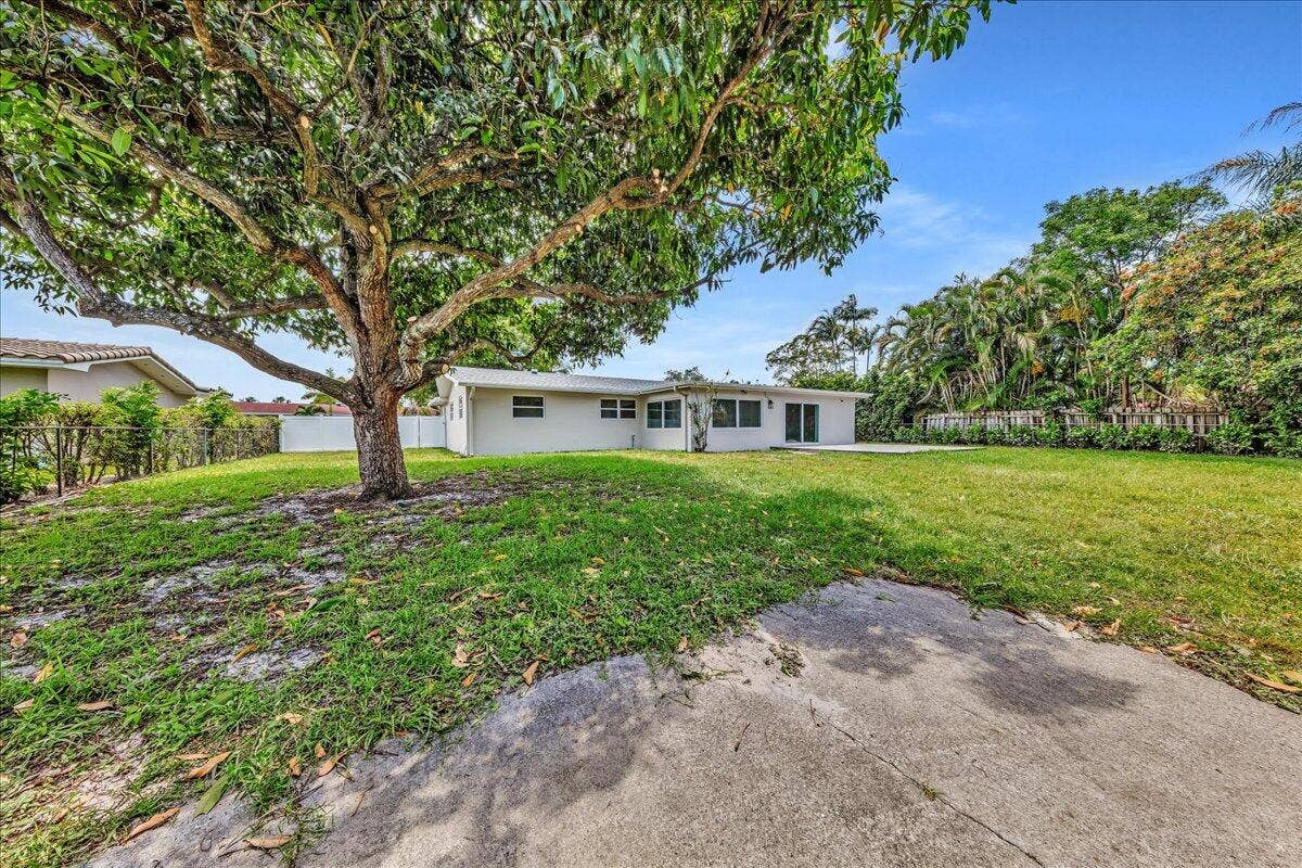 611 N Highland Drive, Hollywood, FL 33021 48-306A6539