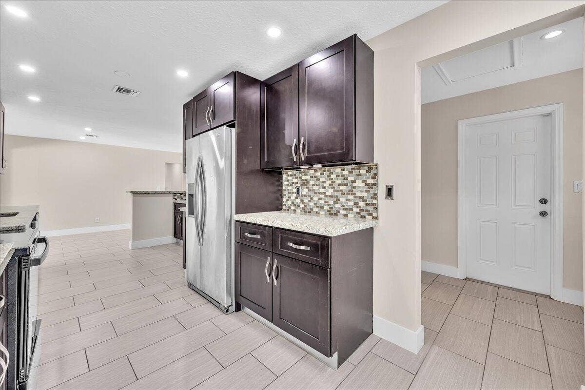 611 N Highland Drive, Hollywood, FL 33021 16-306A6379
