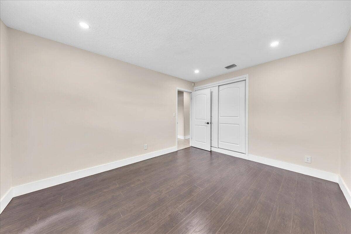611 N Highland Drive, Hollywood, FL 33021 35-306A6474