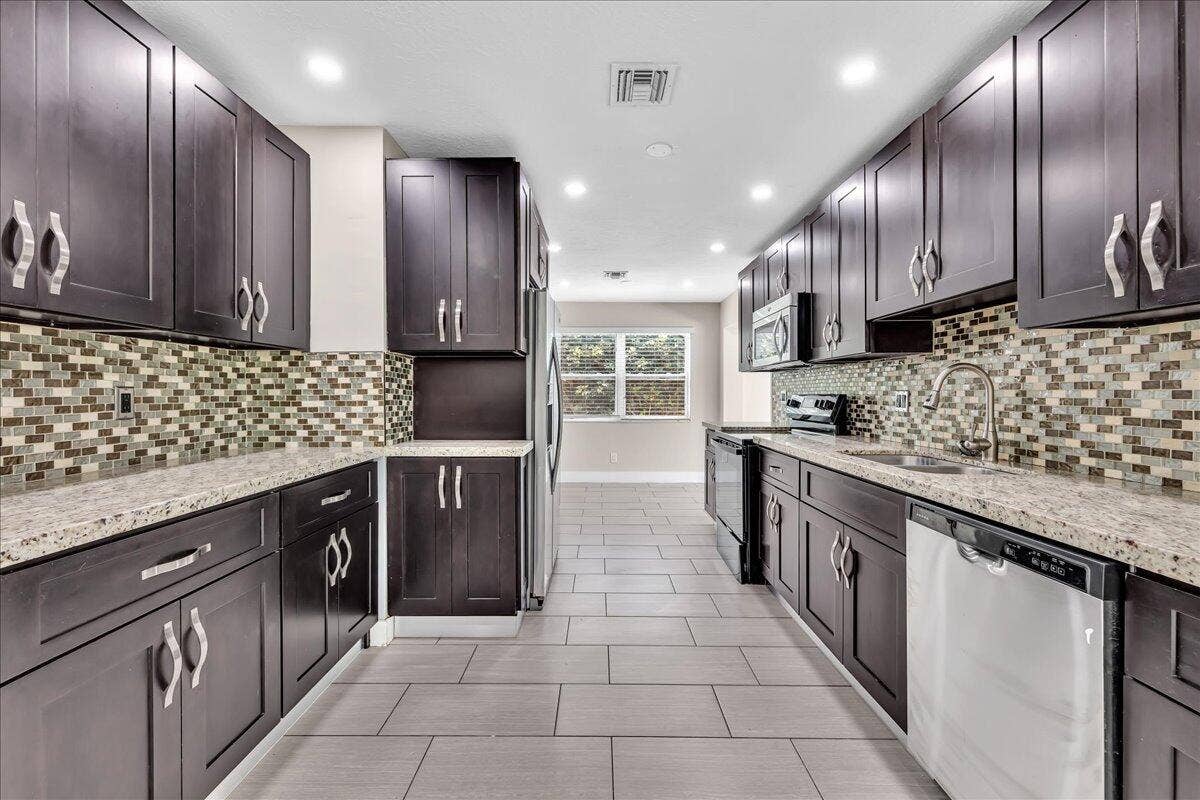 611 N Highland Drive, Hollywood, FL 33021 14-306A6369