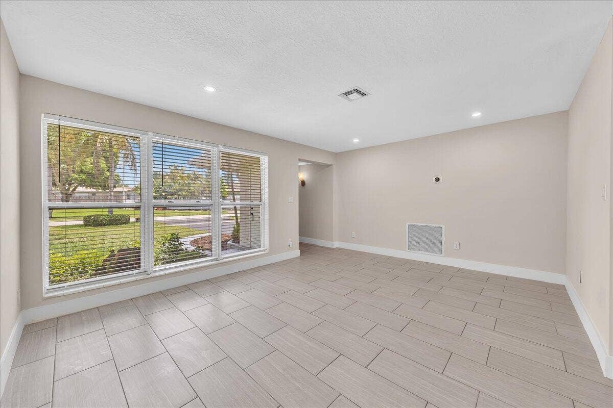 611 N Highland Drive, Hollywood, FL 33021 09-306A6344
