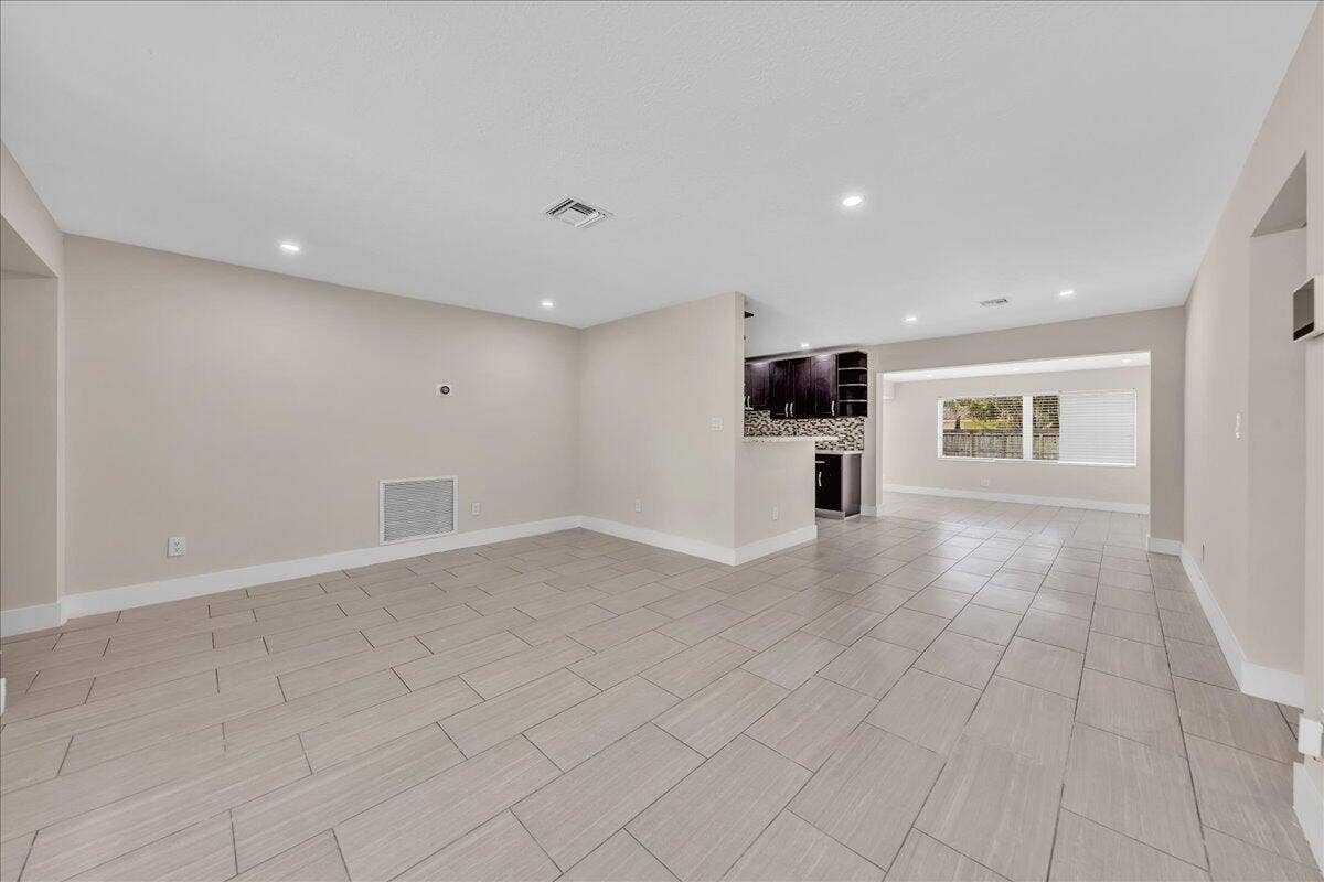 611 N Highland Drive, Hollywood, FL 33021 08-306A6339