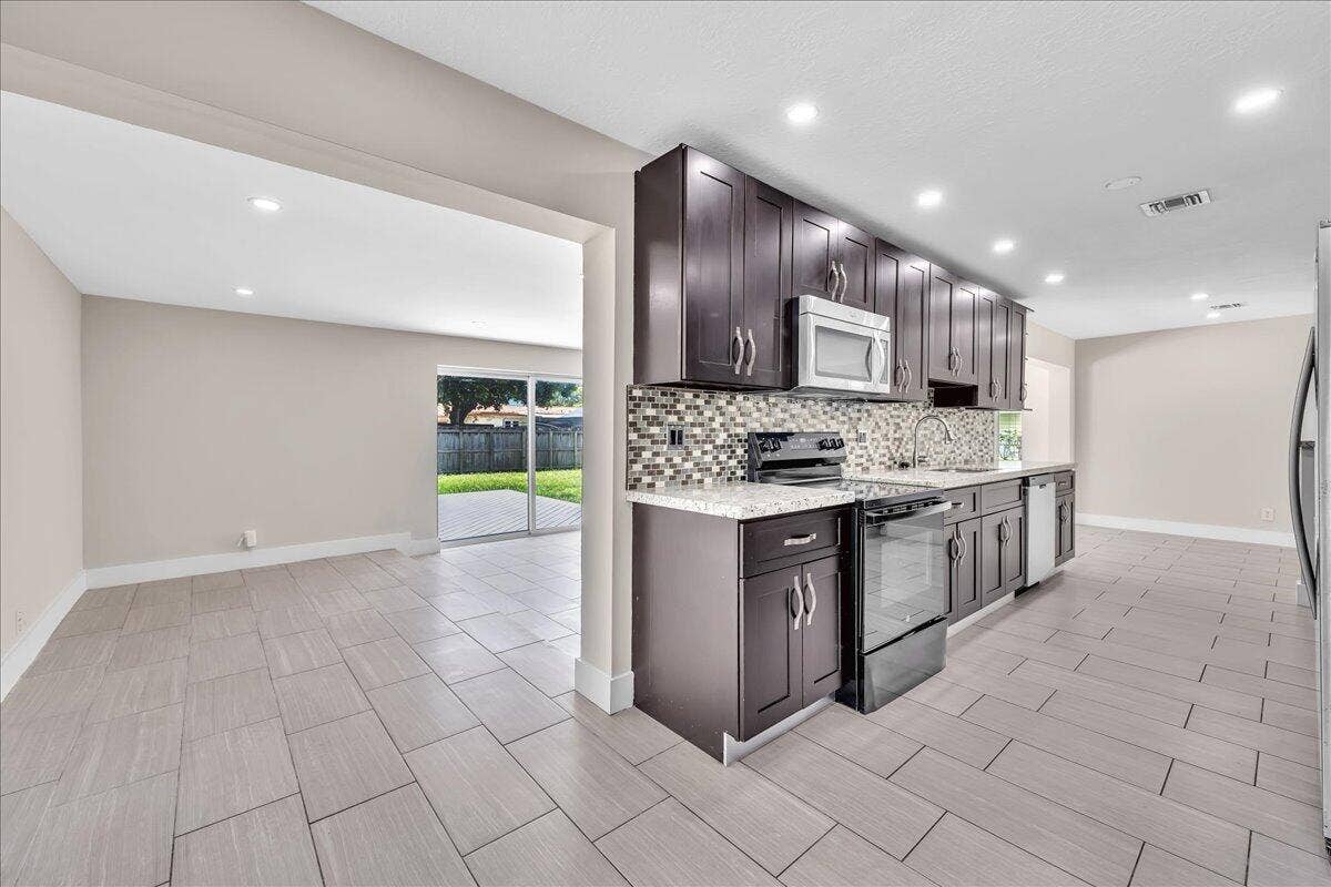 611 N Highland Drive, Hollywood, FL 33021 15-306A6374