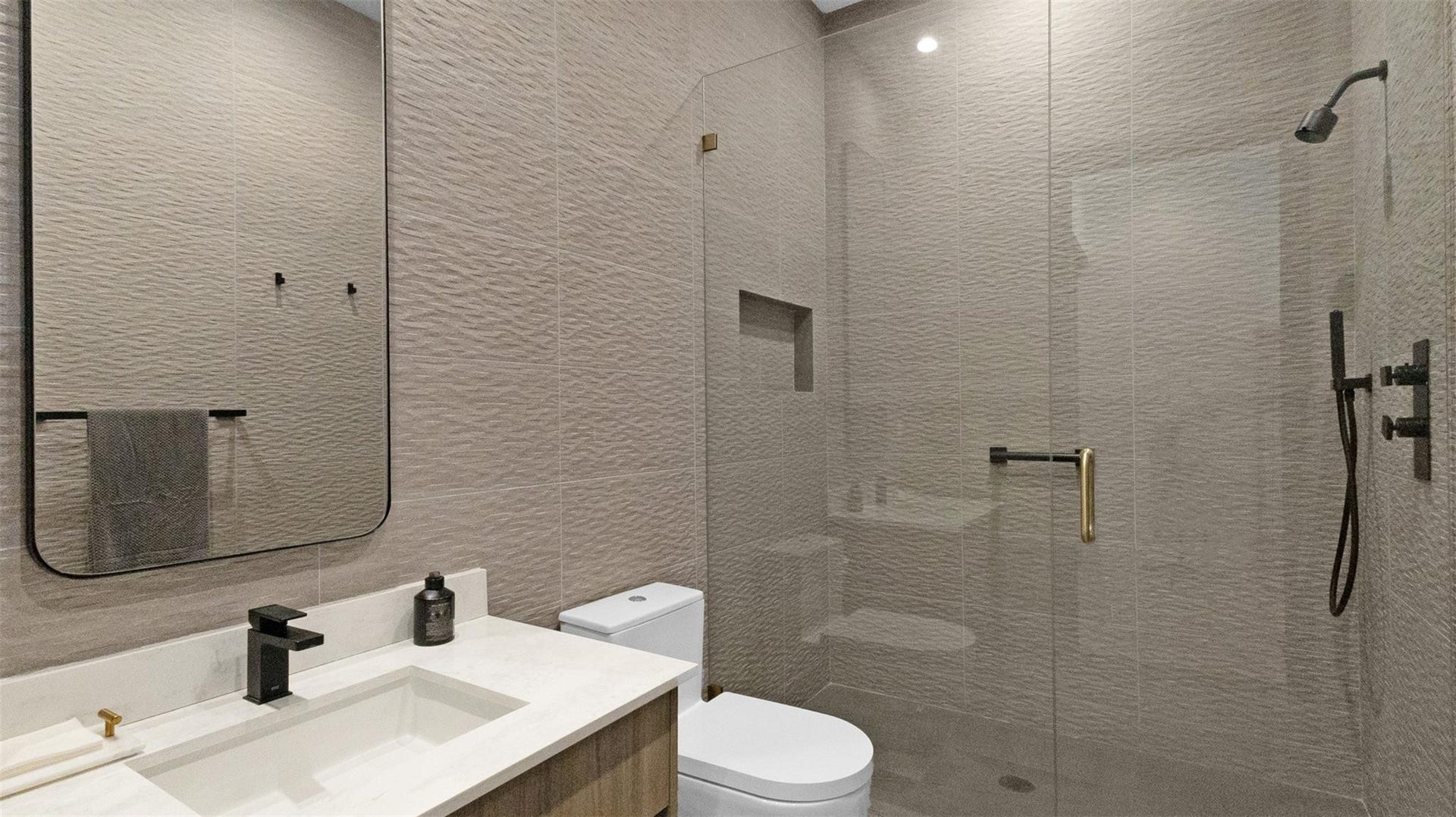 823 Ponce De Leon Drive, Fort Lauderdale, FL 33316 Bathroom 5