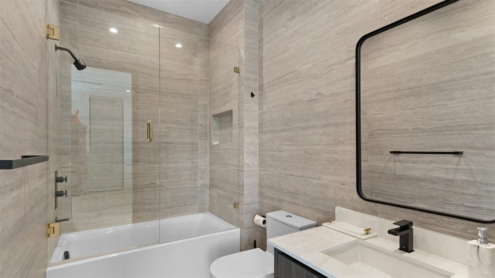 823 Ponce De Leon Drive, Fort Lauderdale, FL 33316 Bathroom 2