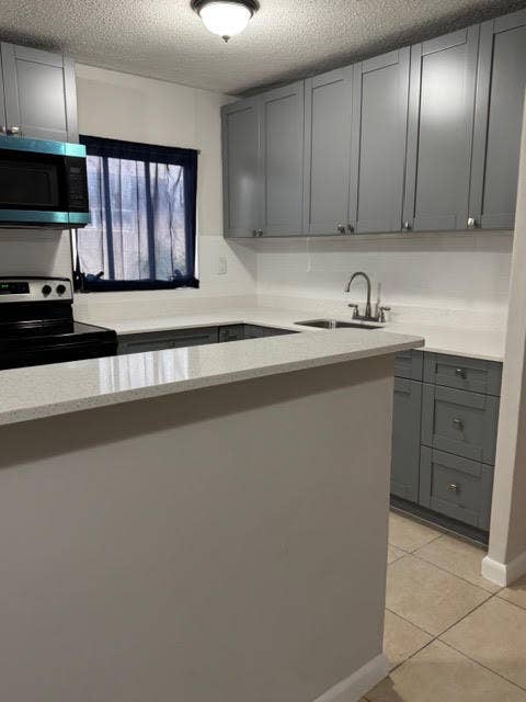 322 SW 2nd Street, #3, Pompano Beach, FL 33060 Modern cabinets