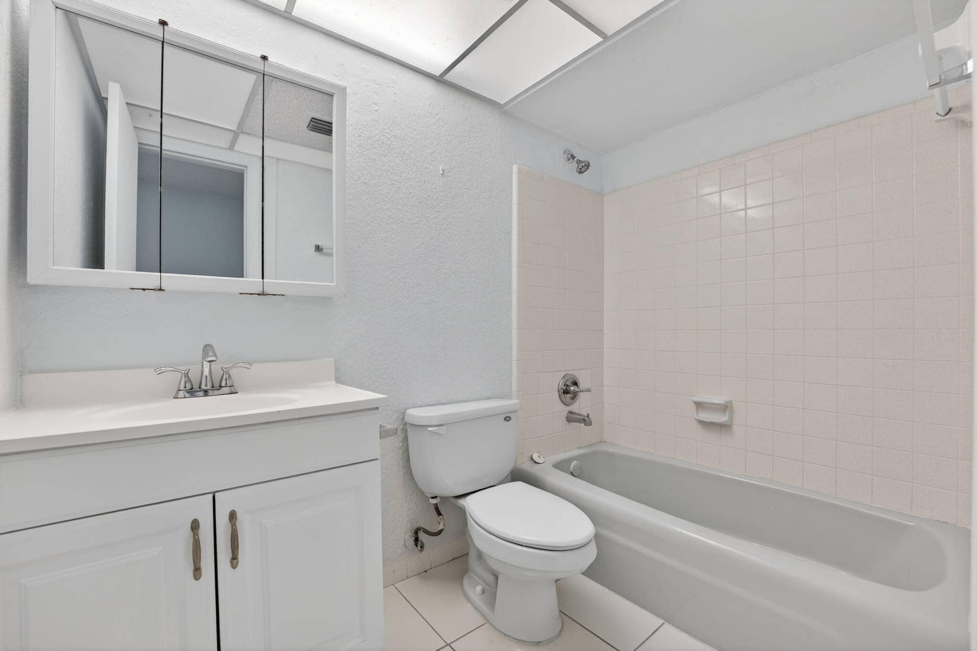 760 SE 2nd Avenue, #D216, Deerfield Beach, Deerfield Beach, FL 33441 2nd bath/social - tub