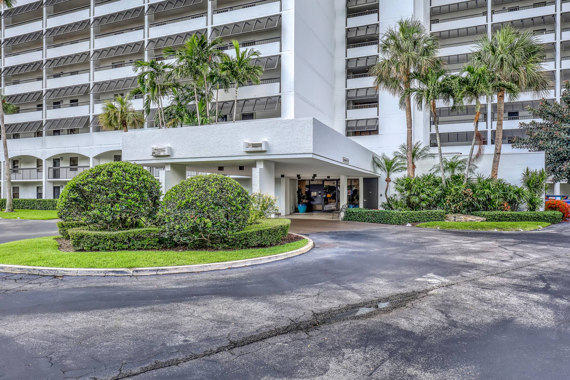 356 Golfview Road, #403, North Palm Beach, FL 33408 Tropical landscaping welcomes you