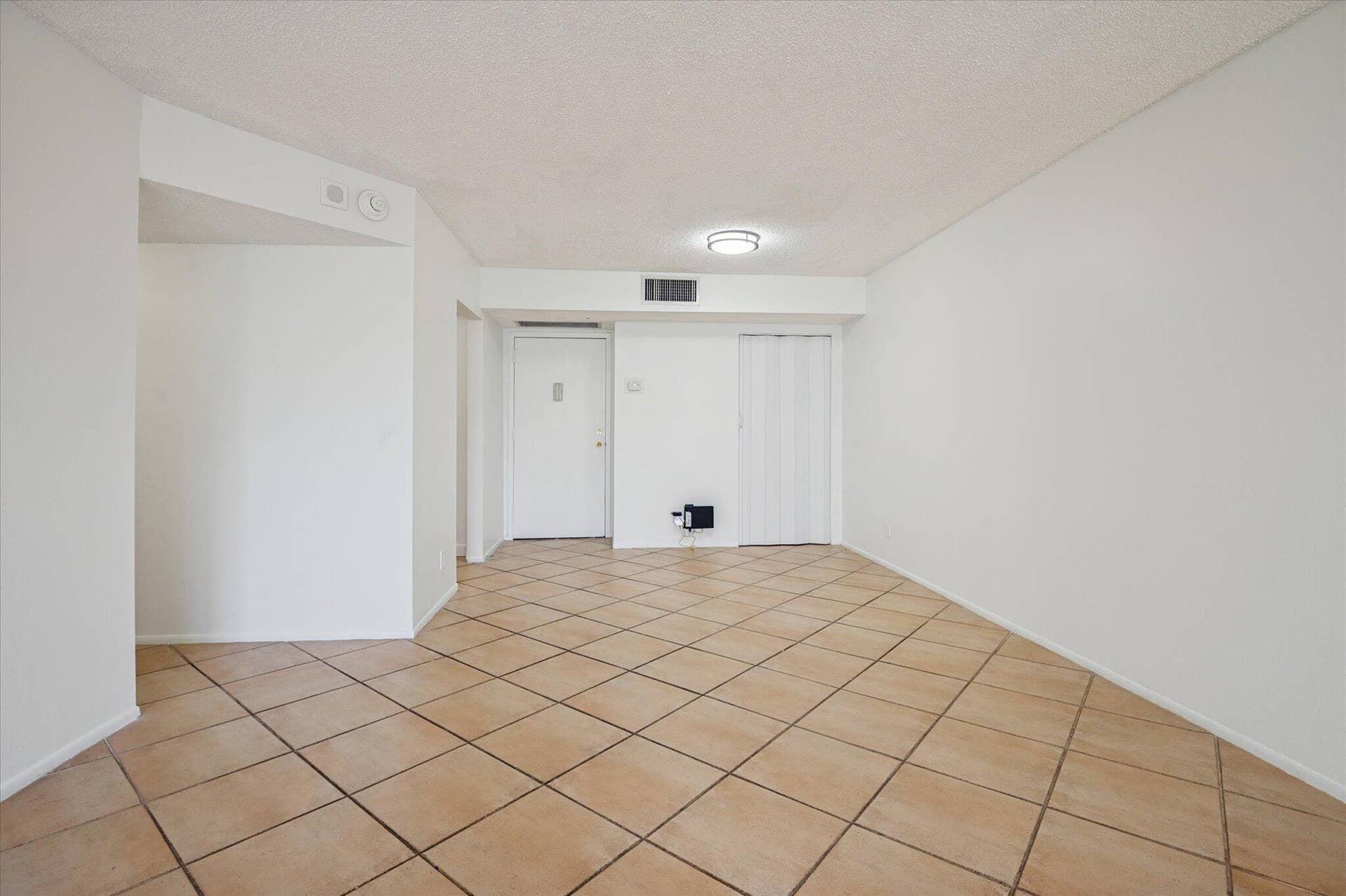 1170 N Federal Highway, #309, Fort Lauderdale, FL 33304 05-Cowan-1170 N Federal Hwy #309-5