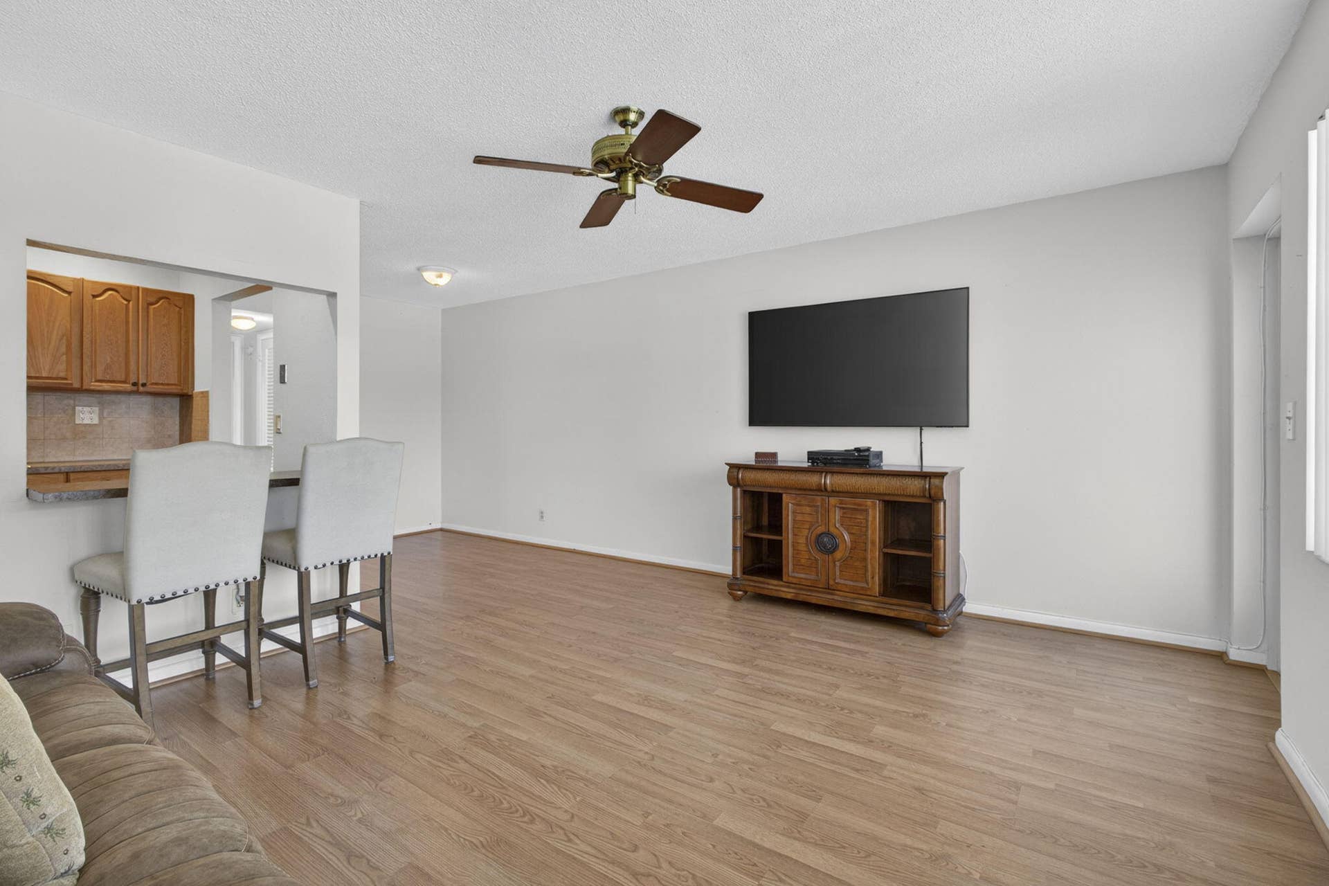 181 Bedford G, West Palm Beach, FL 33417 Flat screen TV included and one in the bedroom