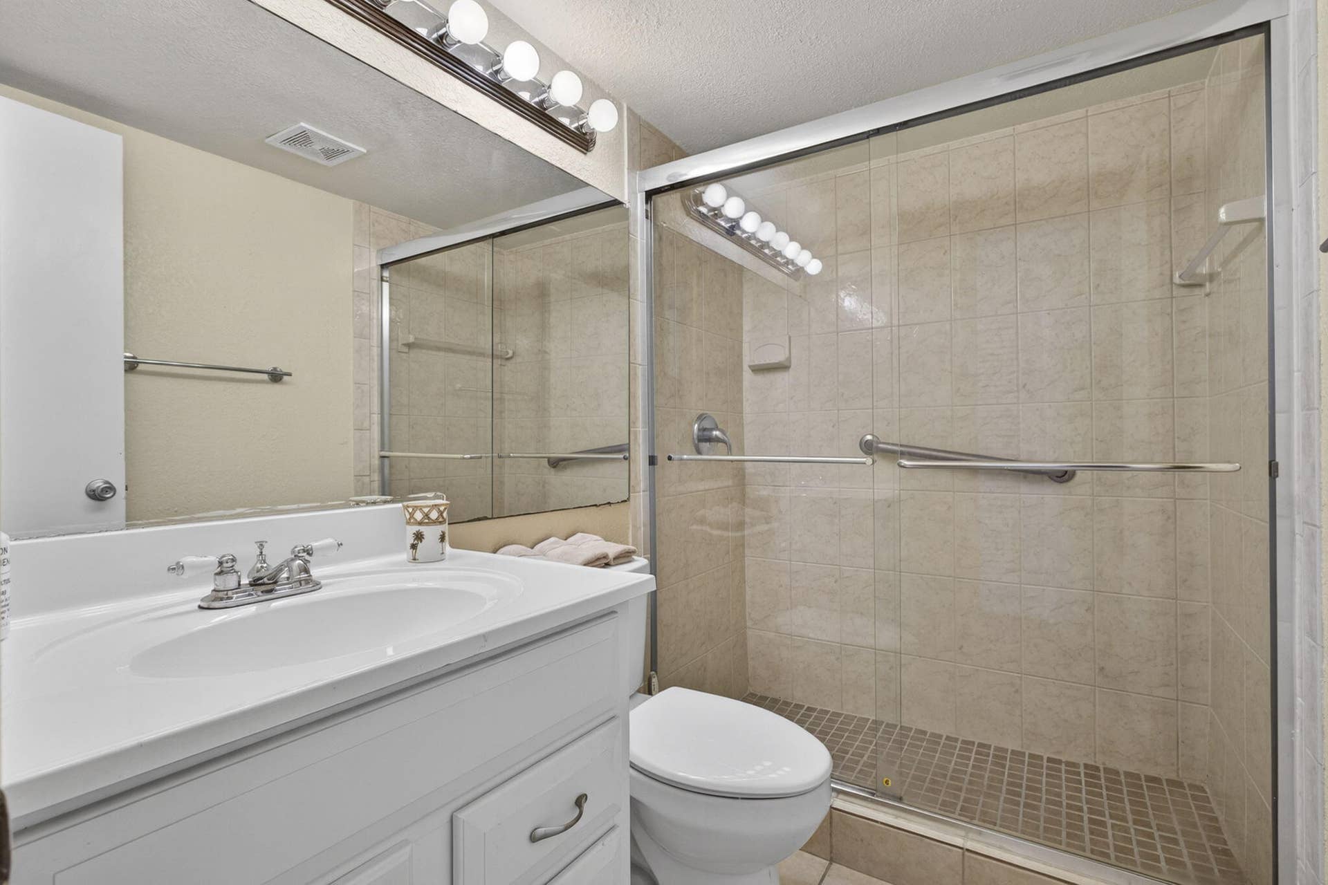 181 Bedford G, West Palm Beach, FL 33417 Lagre bathroom wiith walk in shower