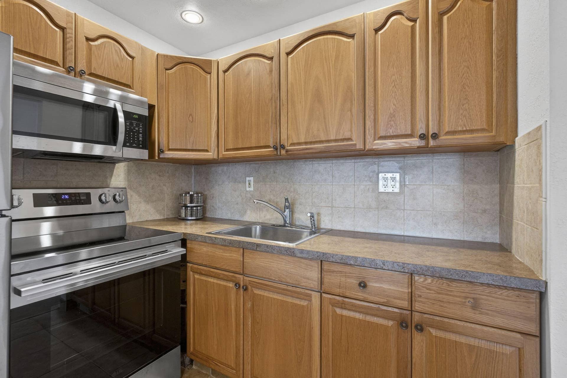 181 Bedford G, West Palm Beach, FL 33417 Lovely Kitchen
