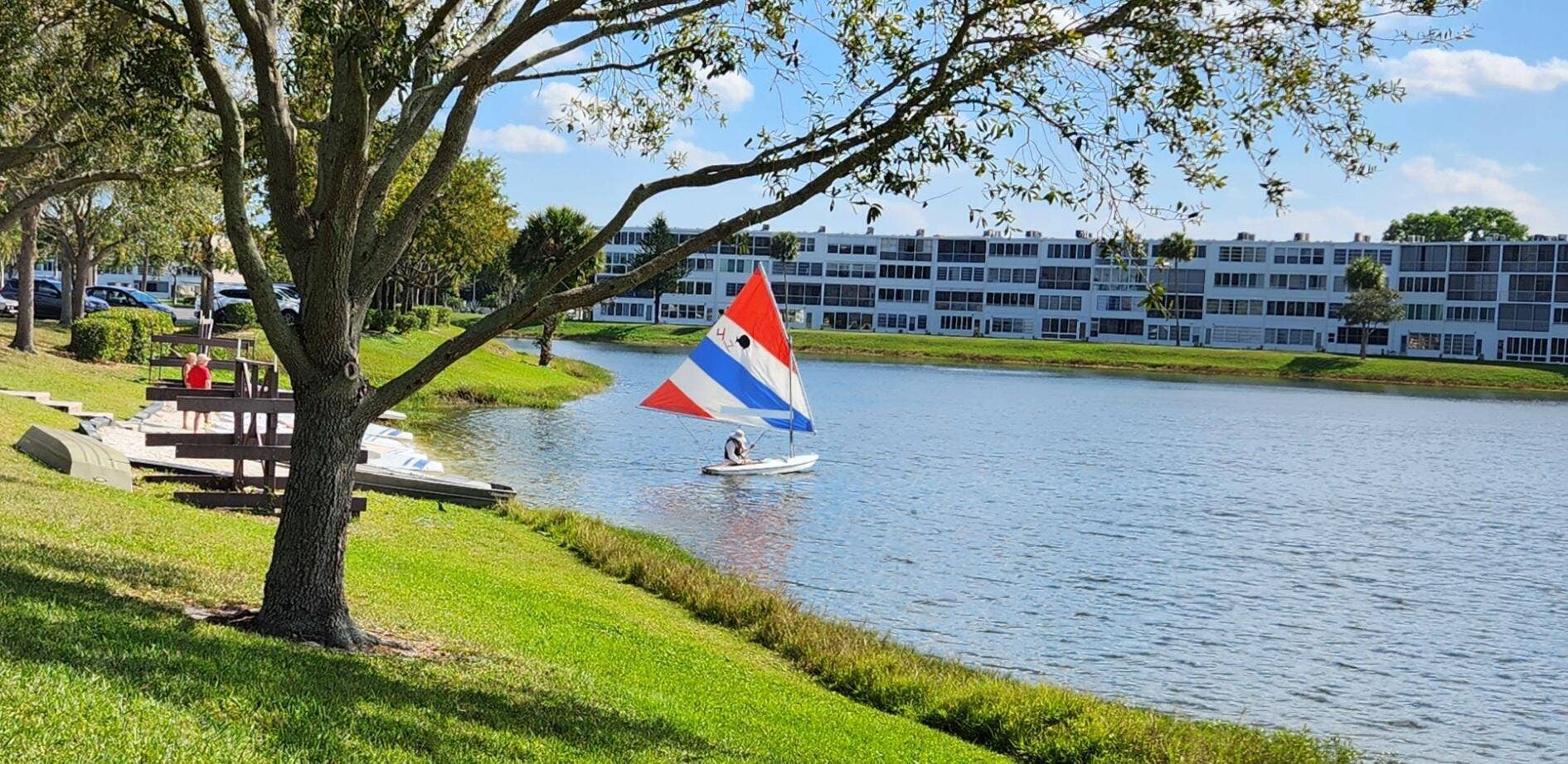 181 Bedford G, West Palm Beach, FL 33417 Sail on the peaceful lakes of Century Vi