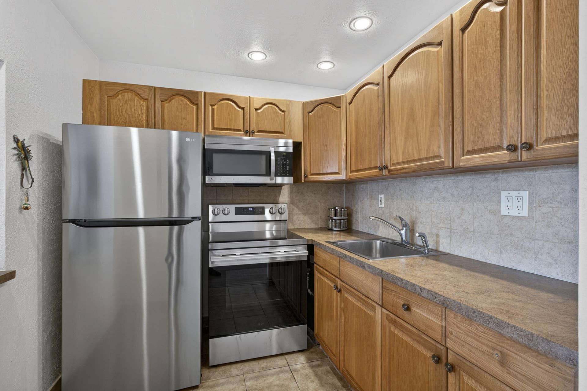 181 Bedford G, West Palm Beach, FL 33417 Kitchen Features High Hat lights