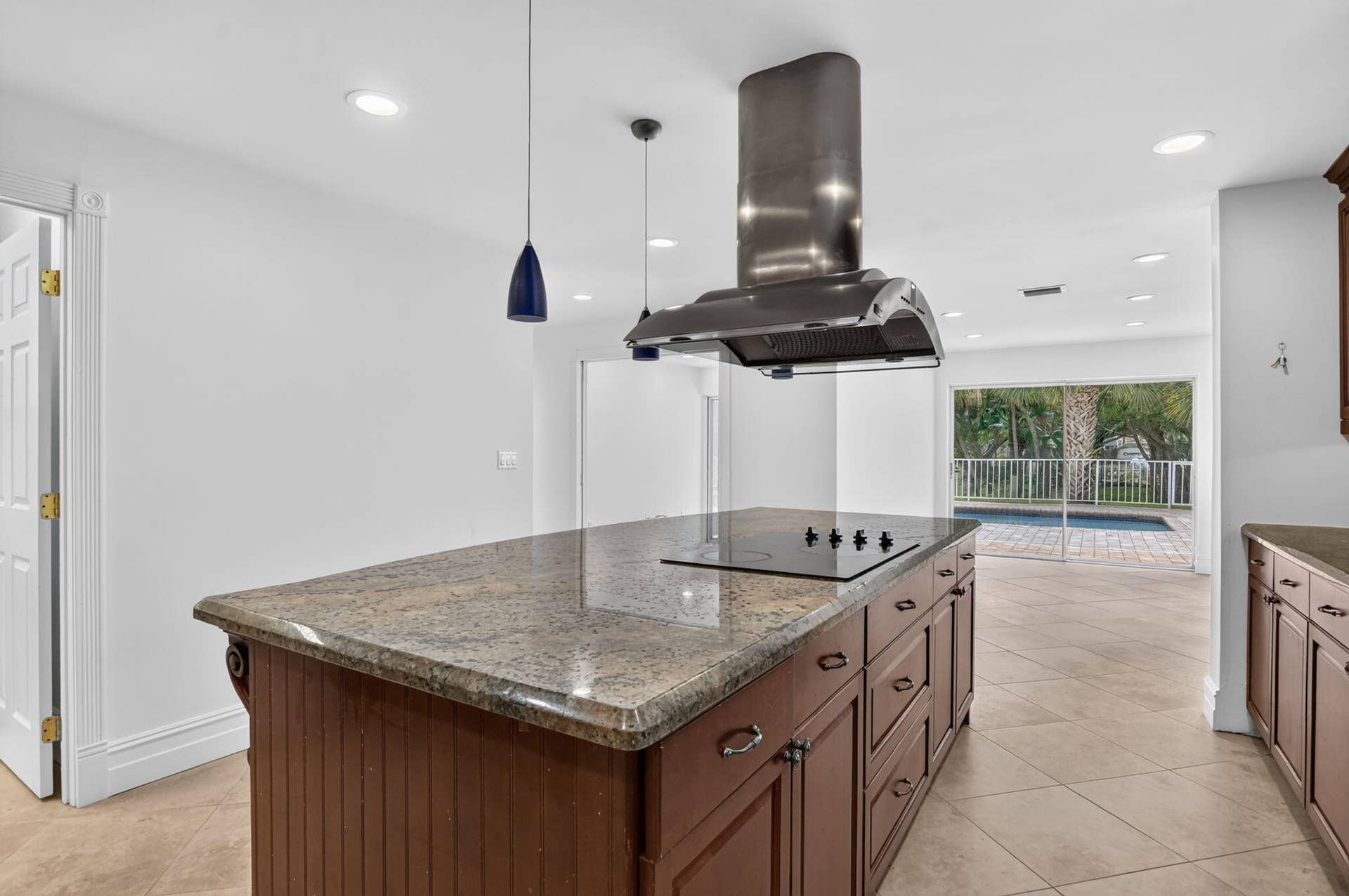 23338 La Vida Way, Boca Raton, FL 33433 Kitchen Island