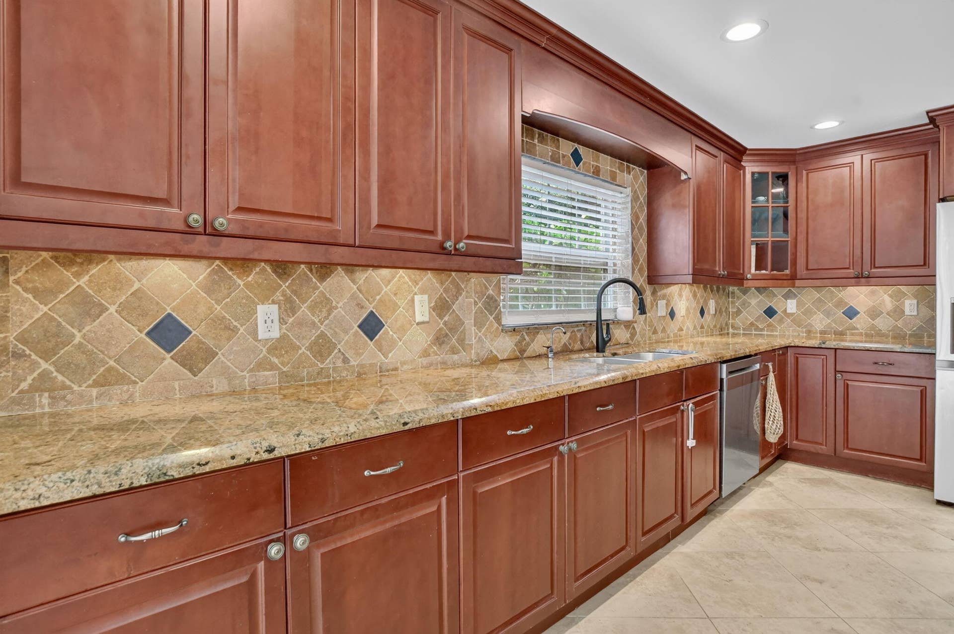 23338 La Vida Way, Boca Raton, FL 33433 Kitchen