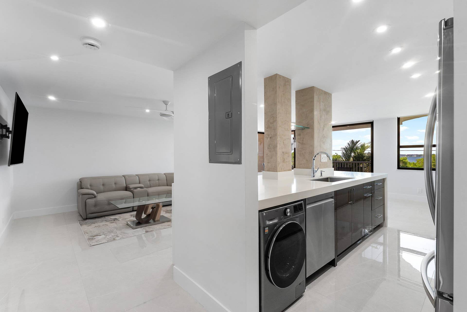 5480 N Ocean Drive, #B1c, Singer Island, Singer Island, FL 33404 Washer/Dryer Combo