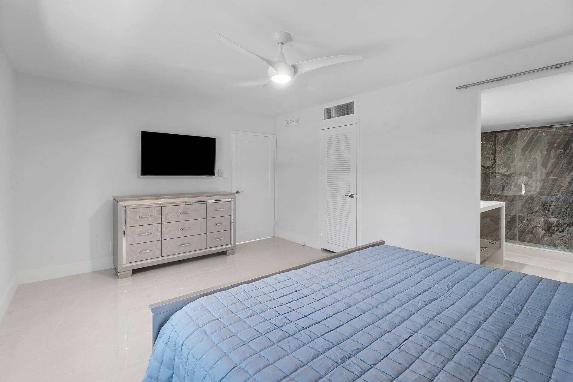 5480 N Ocean Drive, #B1c, Singer Island, Singer Island, FL 33404 Primary Bedroom w/ TV