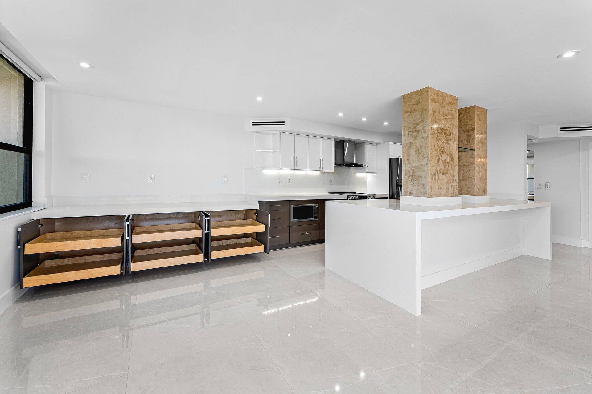 5480 N Ocean Drive, #B1c, Singer Island, Singer Island, FL 33404 Pull-out Shelves/Storage
