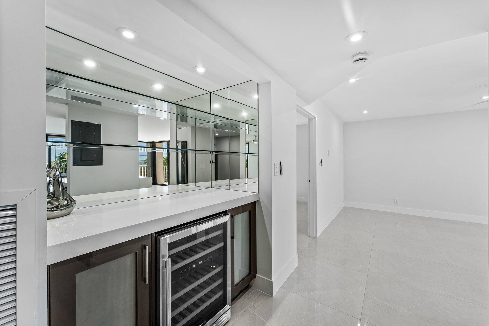 5480 N Ocean Drive, #B1c, Singer Island, Singer Island, FL 33404 Dry Bar w/ Bev Frig