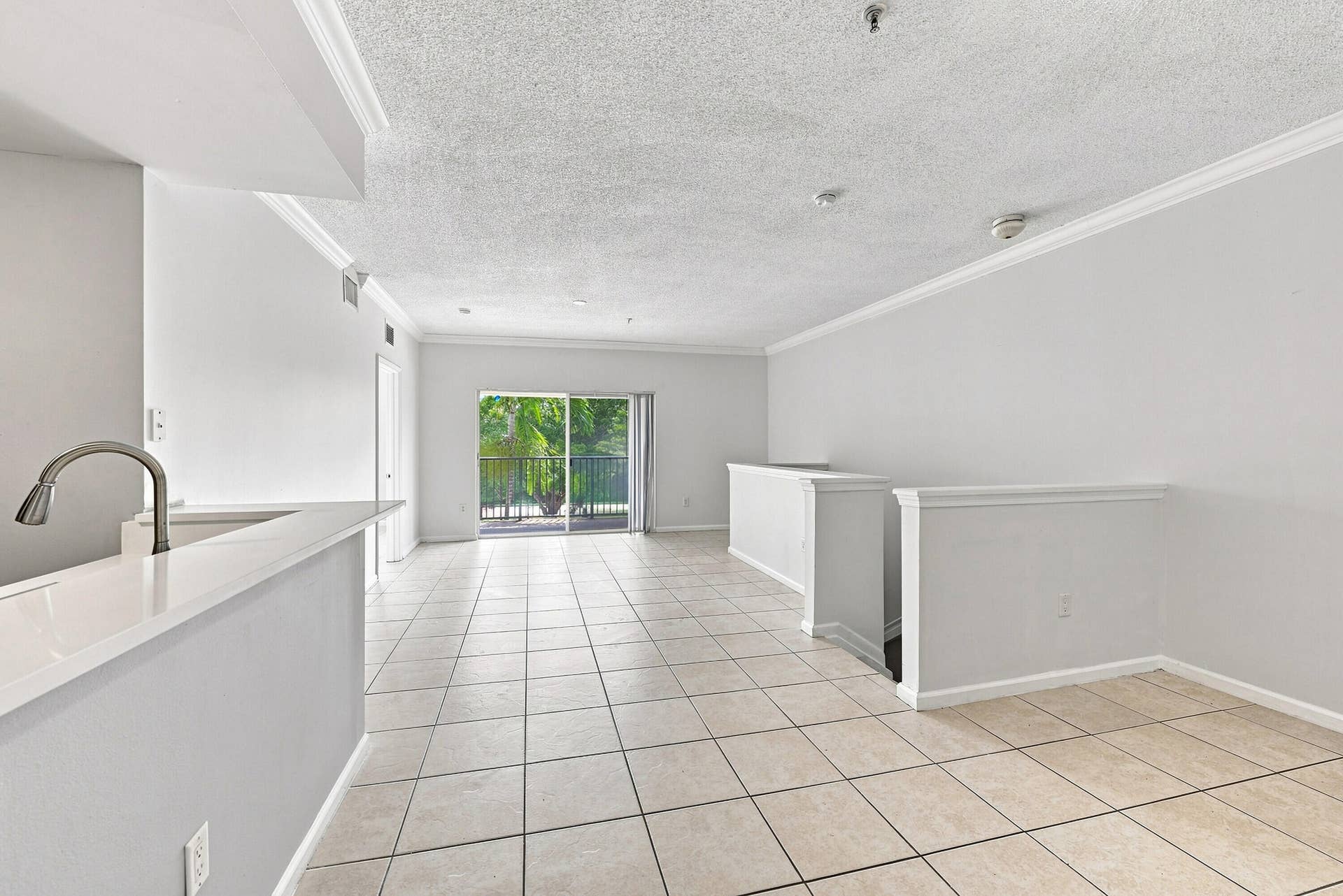5860 W Sample Road, #307, Coral Springs, FL 33067 06_dining area