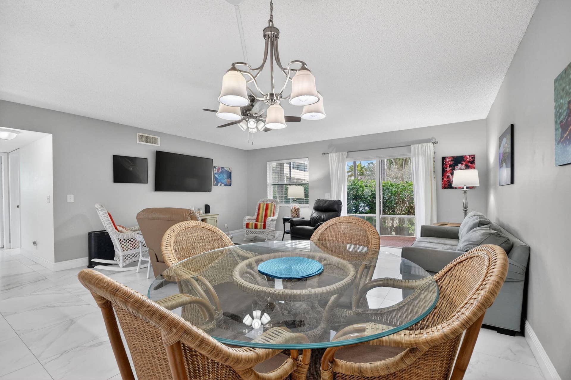 3601 S Ocean Boulevard, #104, South Palm Beach, FL 33480 dining area