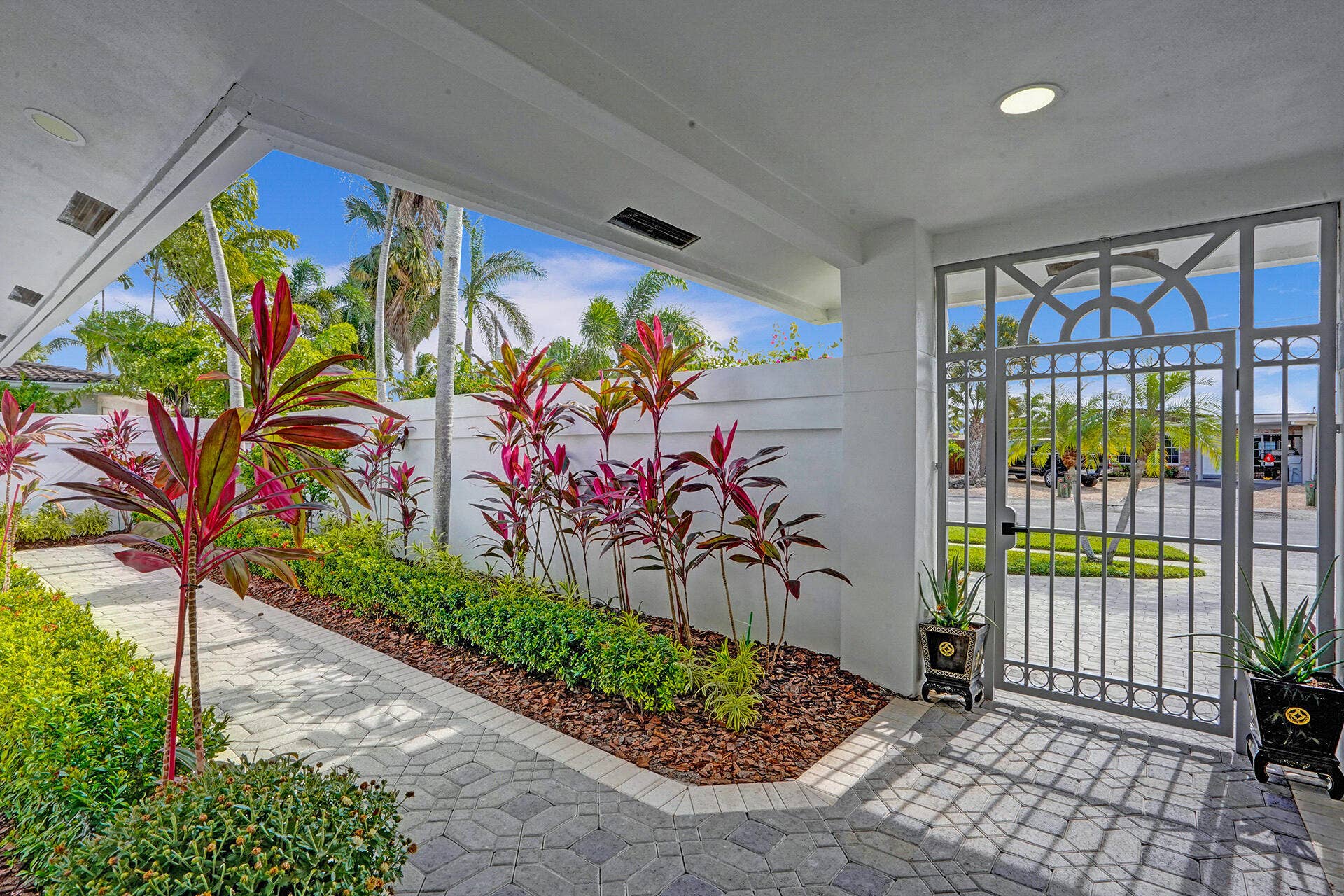 201 SE 11th Street, Pompano Beach, FL 33060 01-ROY09720
