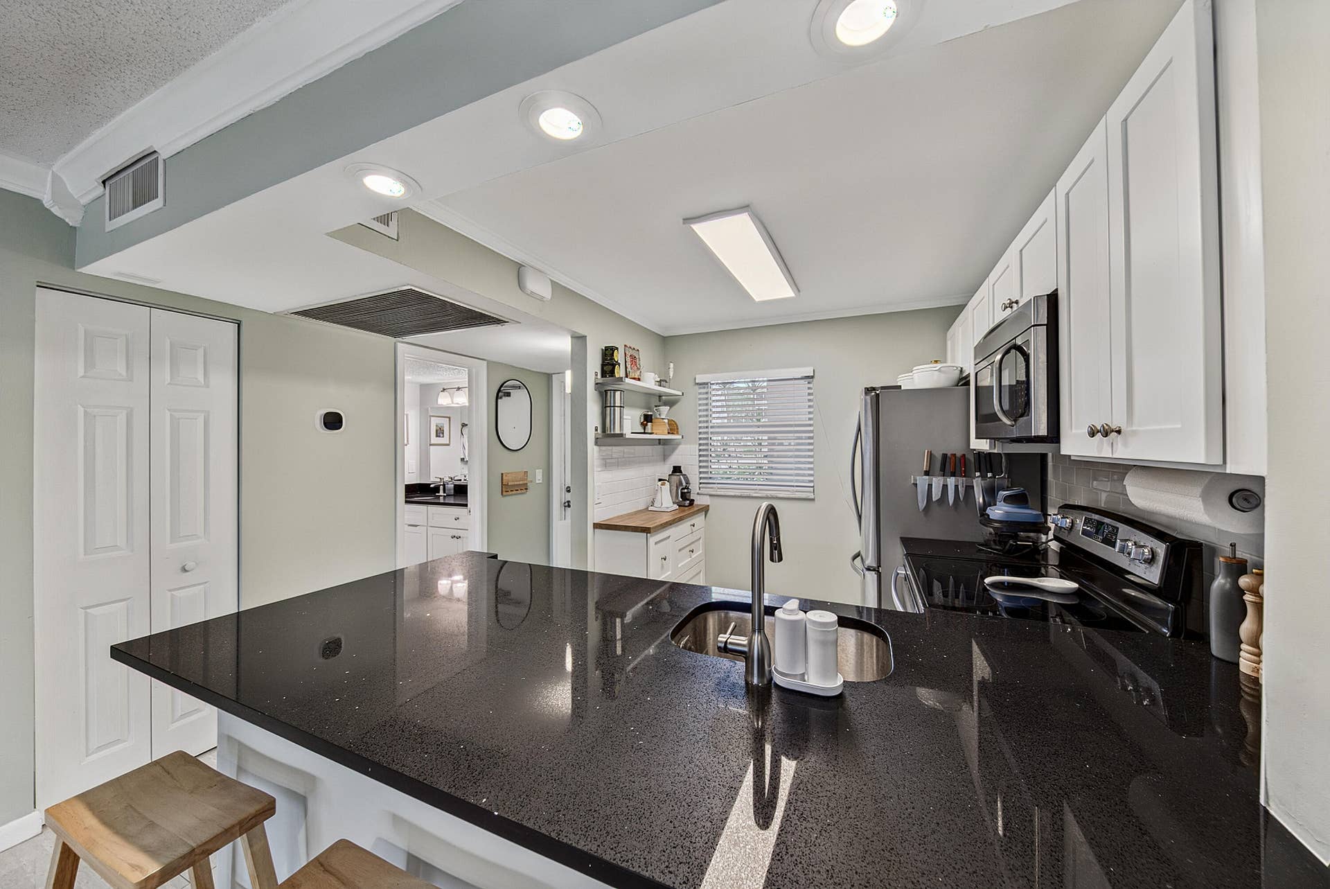 9420 Poinciana Place, #108, Davie, FL 33324 Counter Seating