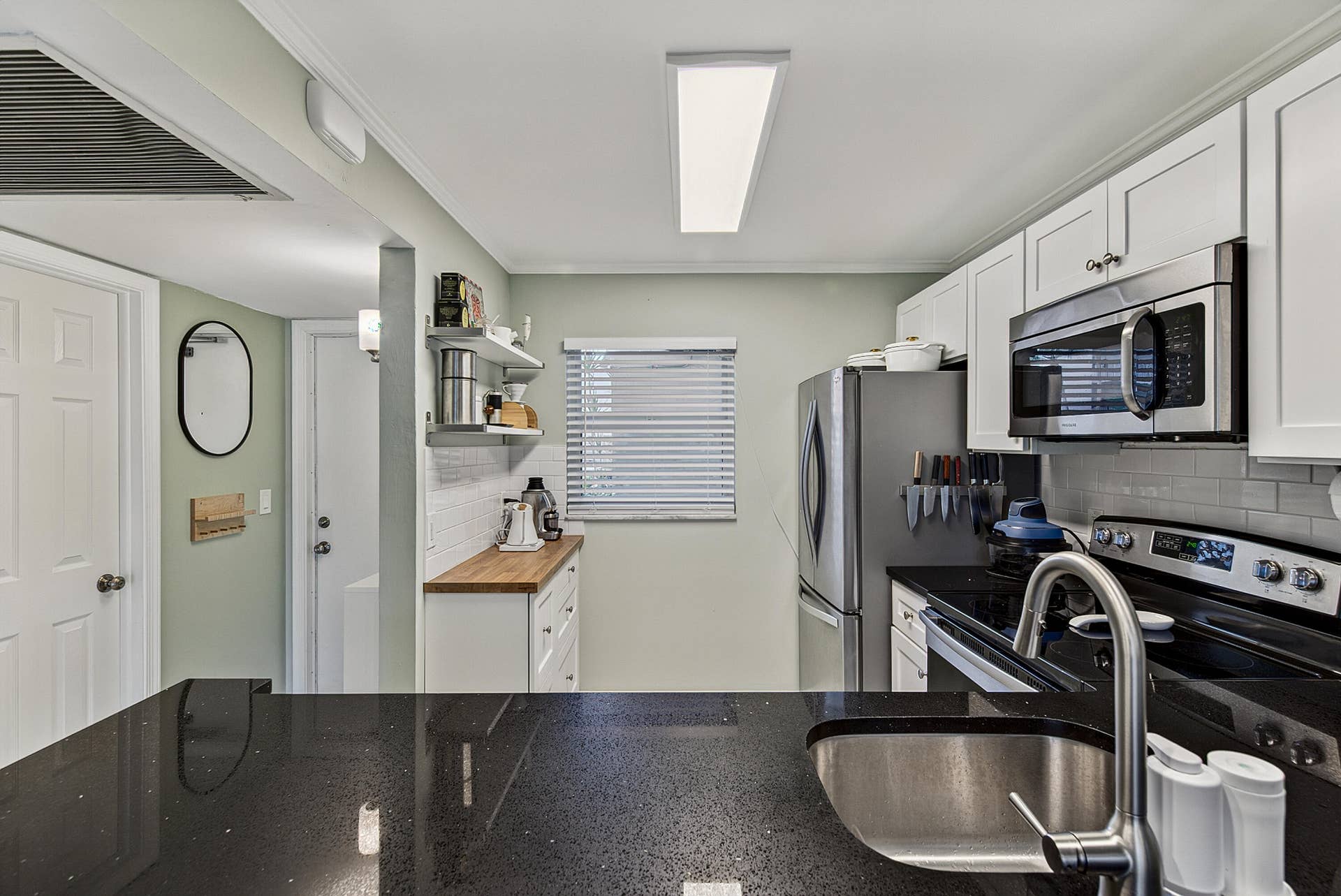 9420 Poinciana Place, #108, Davie, FL 33324 Coffee bar