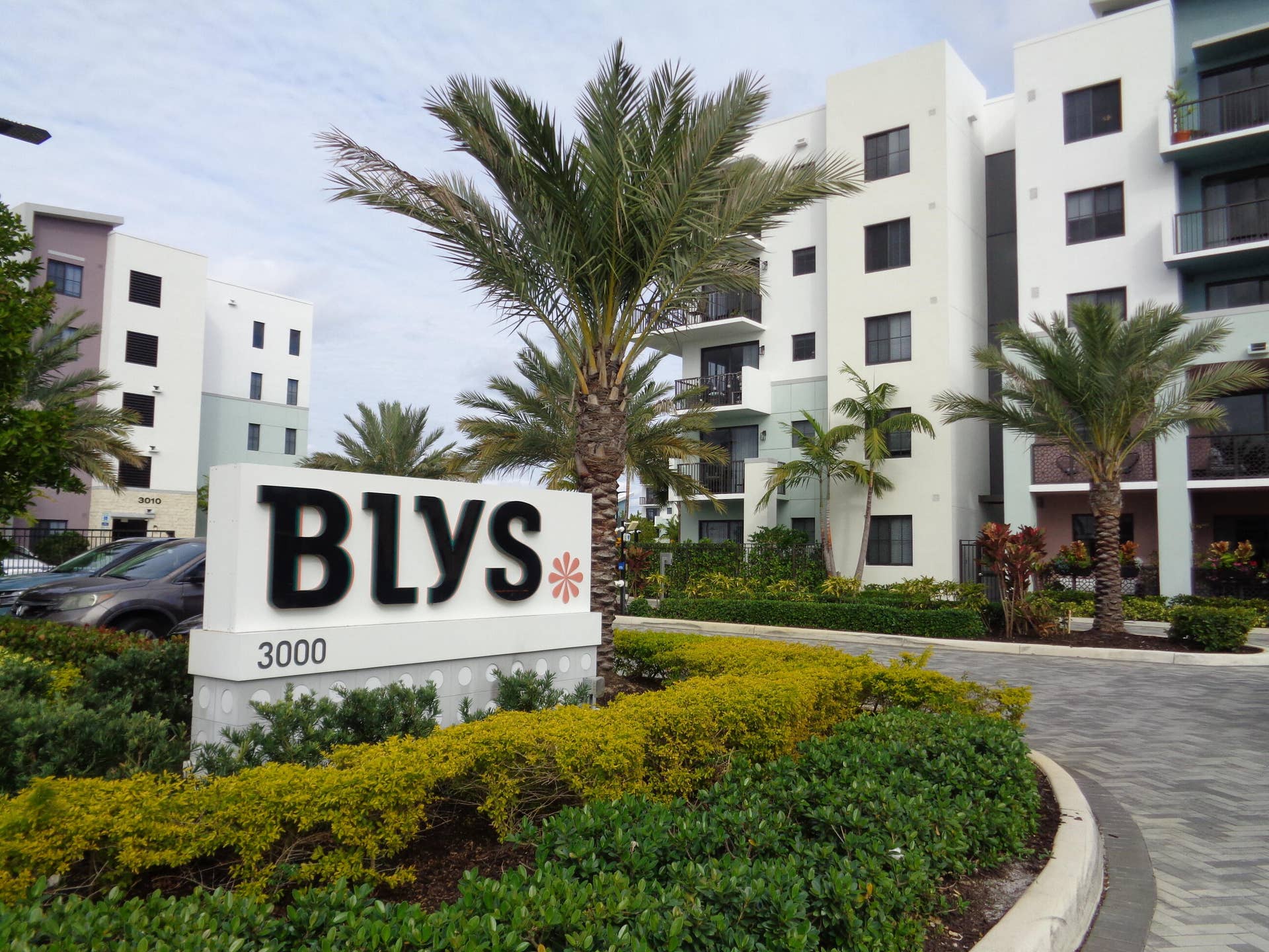 "BLYS" Luxury Rental Community 1 block away