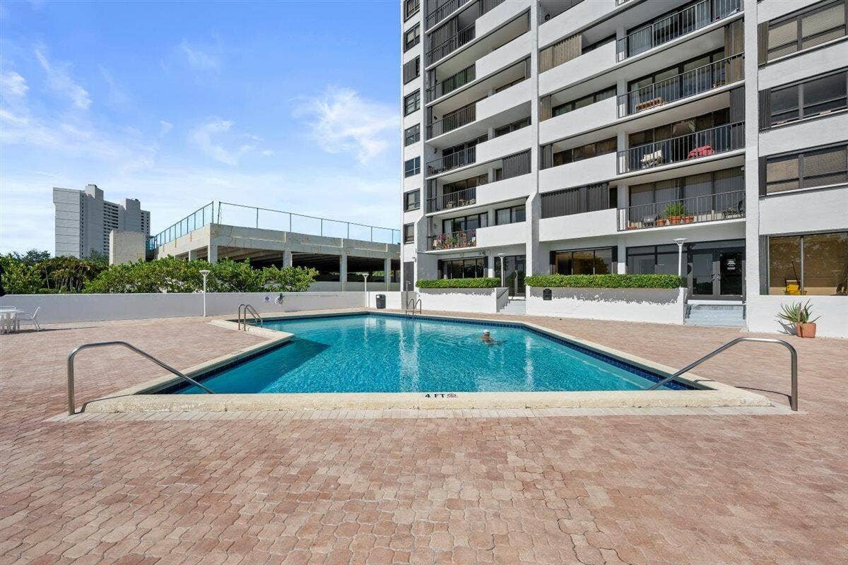 5600 N Flagler Drive, #2304, West Palm Beach, FL 33407 25-LUX_6971
