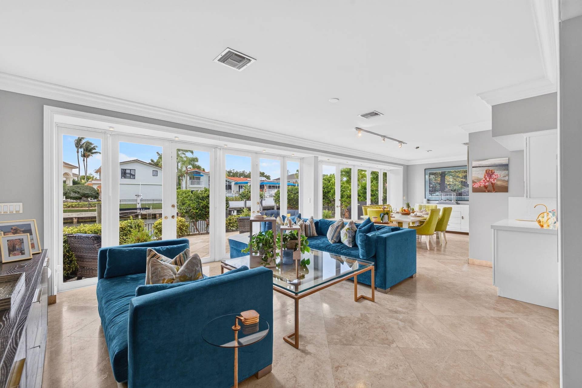 3110 NE 47th Street, Fort Lauderdale, FL 33308 The waterfront family room is bright and relaxed, with wide windows drawing attention to the outdoor setting.