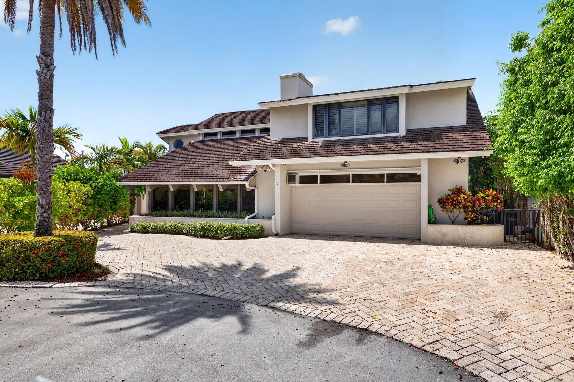 3110 NE 47th Street, Fort Lauderdale, FL 33308 The front approach introduces the residence with strong curb appeal and a gracious arrival sequence.