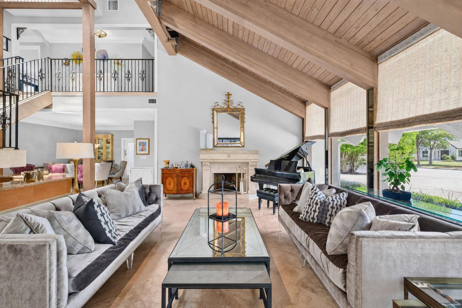 3110 NE 47th Street, Fort Lauderdale, FL 33308 Expansive seating areas frame the homes vaulted architecture and create a bright, comfortable main living space.