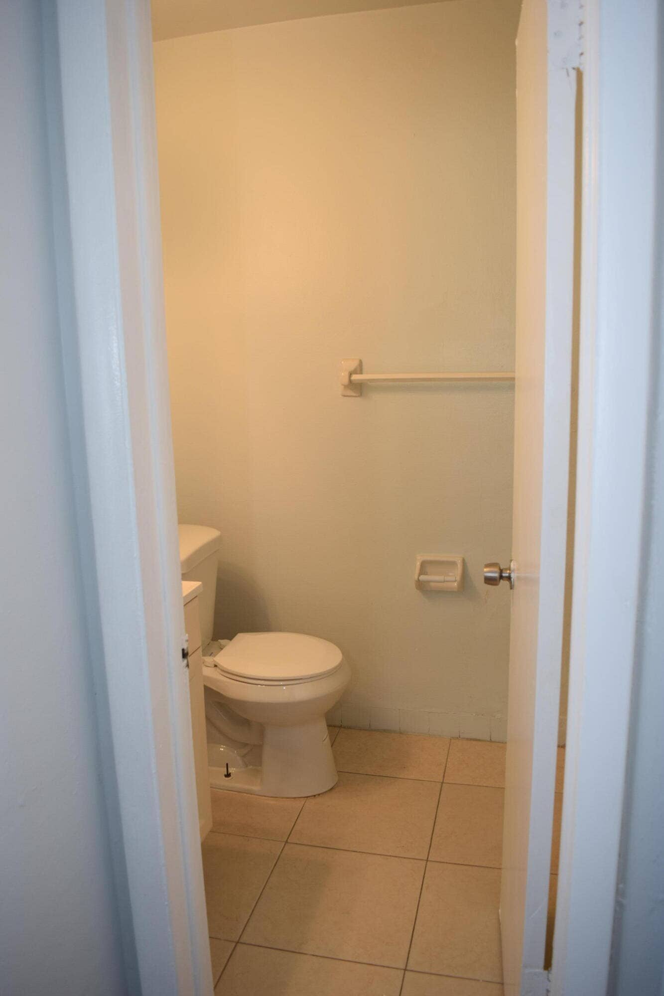 151 SE 6th Avenue, #14, Pompano Beach, FL 33060 Primary bathroom
