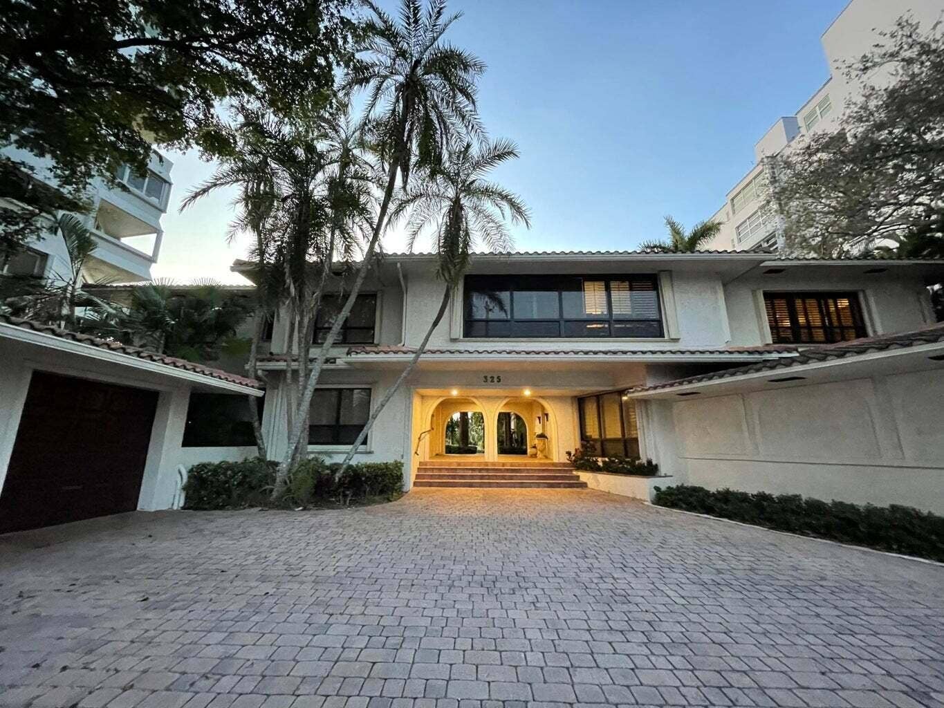 325 Sunset Drive, #A, Fort Lauderdale, FL 33301 Lake shore building front