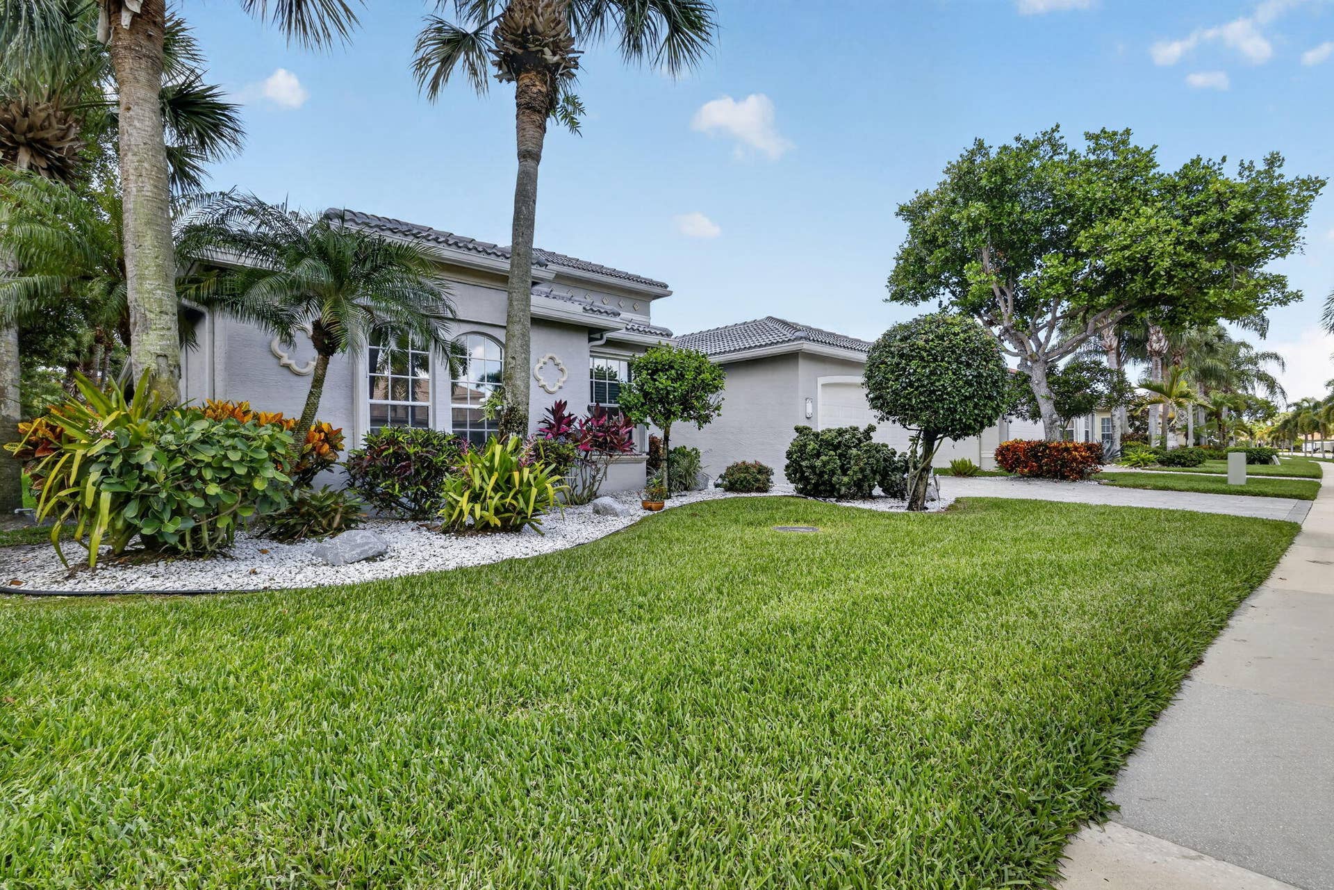 Walking distance to the beautiful Multi-Million $$Clubhouse.