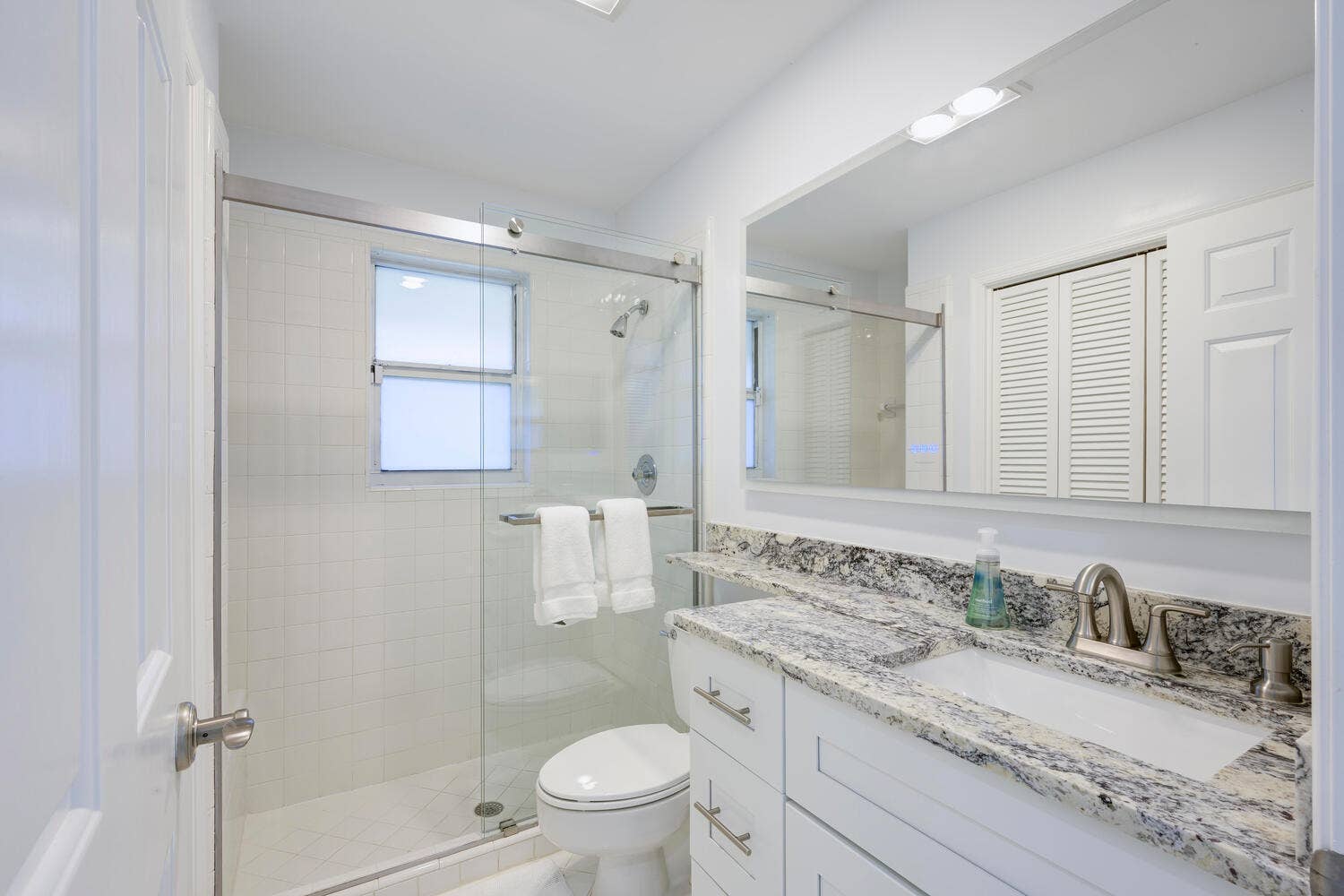 11335 Twelve Oaks Way, North Palm Beach, FL 33408 Guest Bathroom