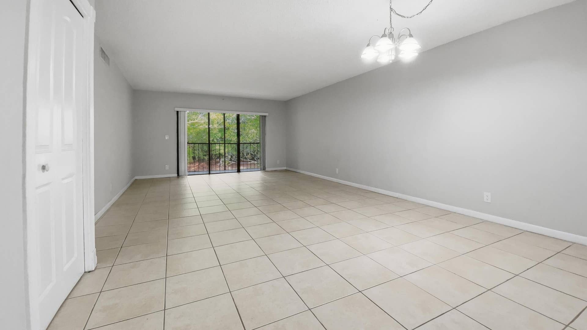 197 Lakeview Drive, #202, Weston, Weston, FL 33326 Livingroom