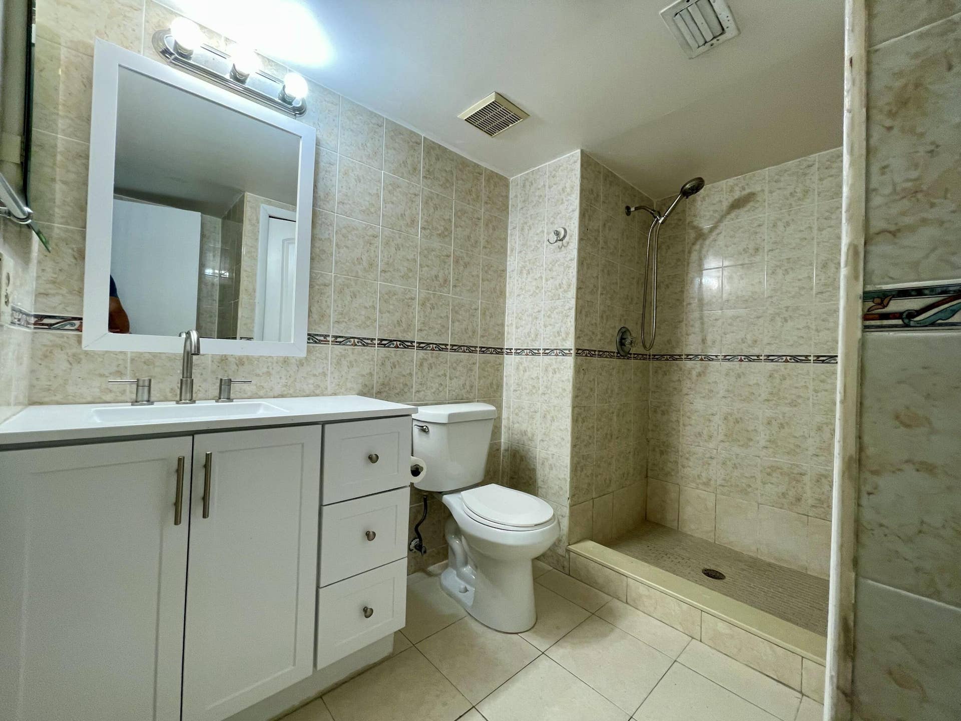197 Lakeview Drive, #202, Weston, Weston, FL 33326 Guest bathroom